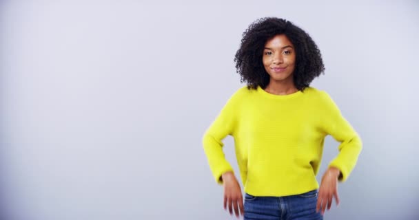 Cara Sorriso Mulher Negra Com Mão Apontando Estúdio Para Notícias — Vídeo de Stock