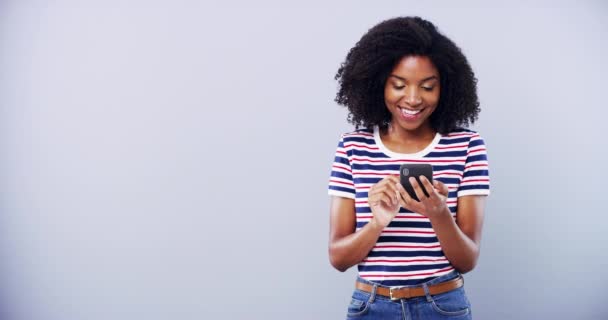 Zwarte Vrouw Typen Smartphone Gelukkig Studio Geïsoleerd Witte Achtergrond Mockup — Stockvideo