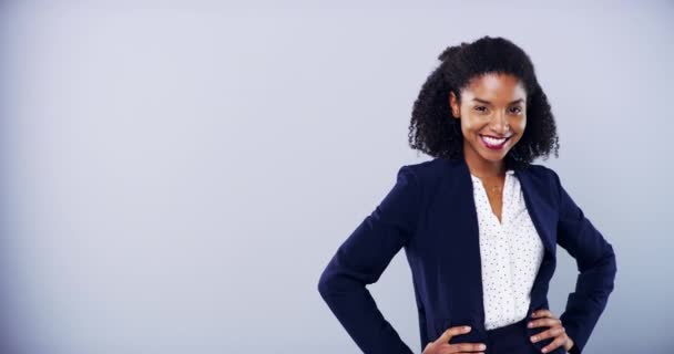 Sorria Braços Cruzados Apontando Mulher Negra Consultor Corporativo Gesto Corretor — Vídeo de Stock