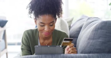 Çevrimiçi alışveriş, tablet ve banka kartı bilgilerini yazan mutlu kadın, doğrulama süreci veya indirim teklifi için internet mağazası araması. Ev, perakende satış ve gevşeme kredi limiti artışı için heyecanlı müşteri.