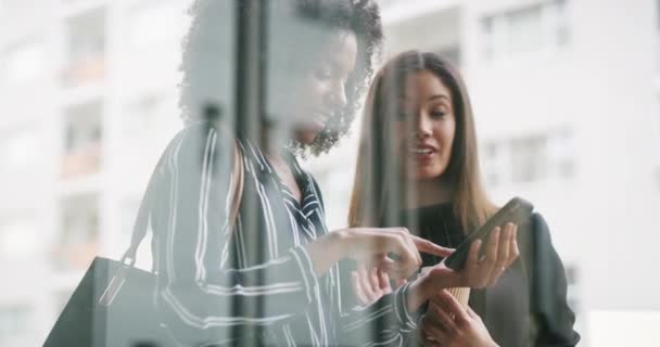 商务人员 团队合作和电话社交媒体营销 网络和沟通在办公室窗口 专业经理人 客户或女性在移动聊天中寻找有趣的迷因或工作信息 — 图库视频影像