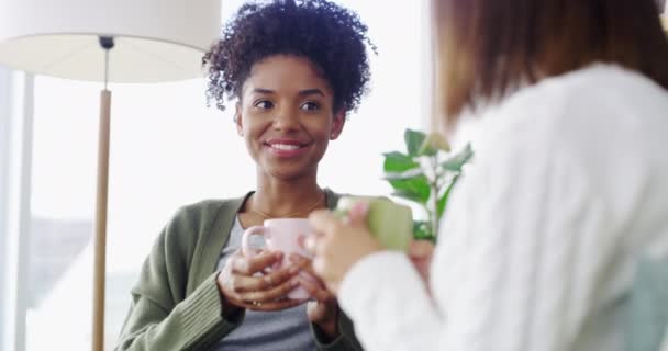 Koffie Conversatie Gelukkige Vrienden Woonkamer Die Samen Kletsen Lachen Praten — Stockvideo