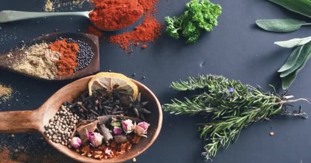 향신료 조미료 숟가락 선택을위한 싱크대에 조미료 어두운 인도에 유기농 로즈마리에 — 비디오
