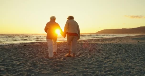 Sunset Beach Trzymając Się Ręce Para Seniorów Spacerujących Przyrodzie Miłością — Wideo stockowe
