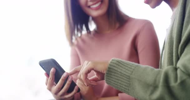 Gelukkige Vrouwen Telefoon Vrienden Ontspannen Een Bank Met Sociale Media — Stockvideo