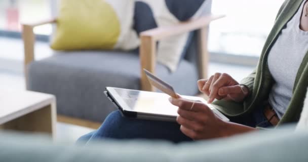 Kredi Kartı Heyecanlı Kadın Tablet Alışverişi Online Mağaza Veya Kredi — Stok video