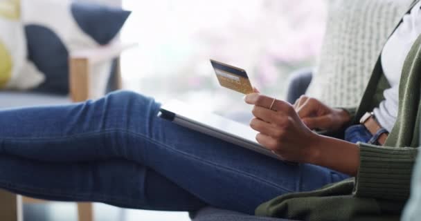 Bankkártya Boldog Vásárlás Táblagépen Webáruházban Vagy Omnichannel Webáruházban Kiskereskedelmi Szolgáltatásra — Stock videók