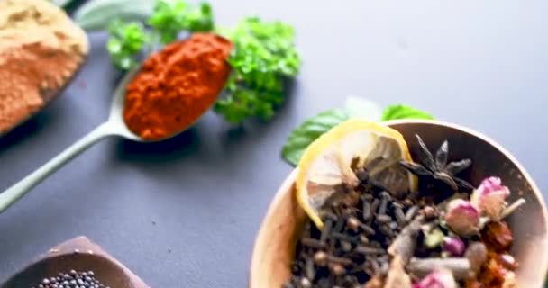 Cucchiaio Foglia Spezie Sul Piano Del Tavolo Cucinare Pasti Condimento — Video Stock