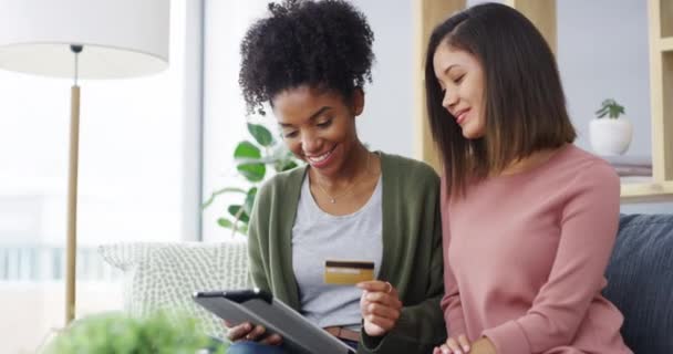 Cartão Débito Tablet Mulheres Felizes Amigos Compras Line Para Oferta — Vídeo de Stock