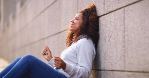 Wanita Yang Bahagia Santai Dan Mendengarkan Musik Dinding Kota Untuk — Stok Video