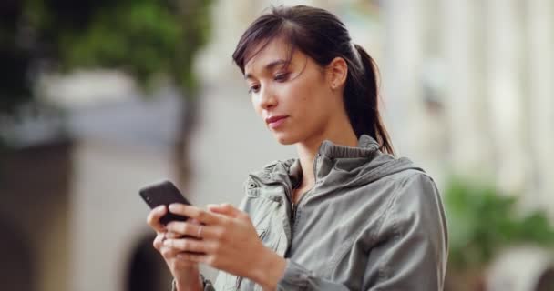 Teléfono Búsqueda Mensajes Texto Mujer Feliz Ciudad Calle Para Viajar — Vídeos de Stock