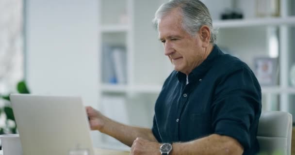 Senior Forretningsmand Laptop Telefonopkald Fjernarbejde Til Diskussion Forslag Eller Kommunikation – Stock-video