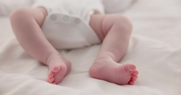 Ύπνος Αξιολάτρευτο Και Πόδια Του Μωρού Στο Κρεβάτι Για Φροντίδα — Αρχείο Βίντεο