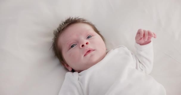 Bebé Cara Tranquila Por Encima Mañana Cama Guardería Manta Despierta — Vídeo de stock