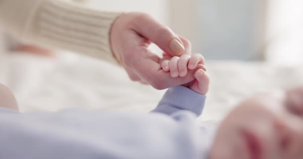 Pais Família Mãos Dadas Com Bebê Cama Para Vínculo Amor — Vídeo de Stock