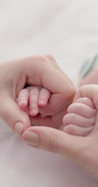 Coração Família Mãos Dadas Com Bebê Cama Para Vínculo Amor — Vídeo de Stock