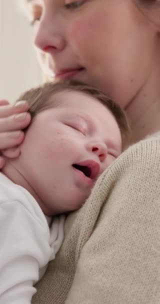 Happy Mama Baby Slapen Met Liefde Zorg Ondersteuning Een Huis — Stockvideo