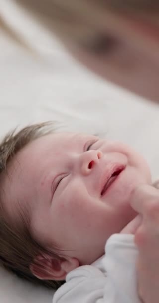 Dítě Obličej Nad Ránem Dětském Lůžku Přikrývka Probuzená Dřímoty Odpočinku — Stock video
