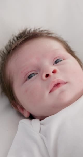 Bebelușul Fața Copilului Mai Sus Dimineața Patul Grădiniță Pătură Trezesc — Videoclip de stoc