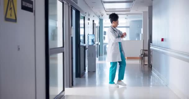 医院走廊的妇女 医生和医疗服务 走廊的医疗保健和健康 女护士 病人监护和治疗 对护理 保险的支持和信任以及诊所的结果 — 图库视频影像
