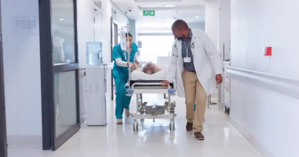 Ludzie Lekarz Zespół Biegający Łóżkiem Ostry Dyżur Oiom Lub Chirurgia — Wideo stockowe