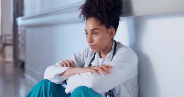 스트레스와 실수에 바닥에 사망의 위기에 우울증 피로와 노동자의 피곤한 간호사 — 비디오