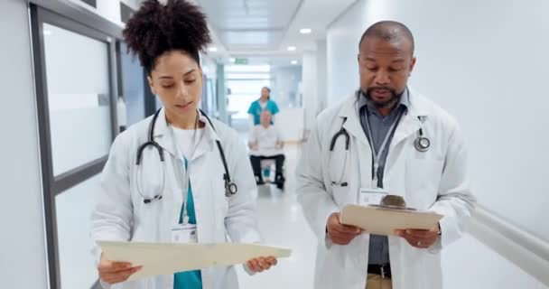Atención Médica Discusión Equipo Médicos Hospital Con Portapapeles Para Información — Vídeo de stock
