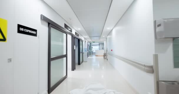 空荡荡的走廊 医务室 走廊内的医疗和护理 健康和疾病治疗 紧急情况下的支持和信任 游说和伤害治疗 — 图库视频影像