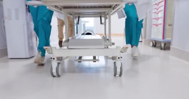 Люди Доктор Ноги Бегают Носилками Экстренной Помощи Реанимации Быстрого Хирургического — стоковое видео
