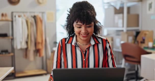 Pudełka Biznes Kobieta Laptopem Pisanie Maszynie Projektant Mody Połączeniem Internet — Wideo stockowe