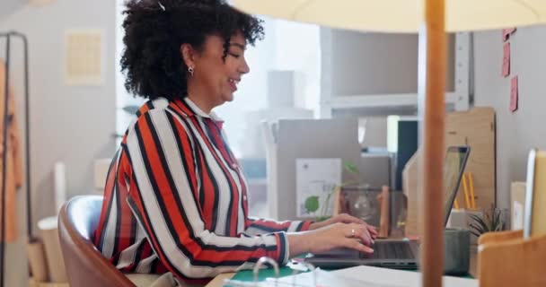 Ofis Kadın Bilgisayarı Daktilo Internet Bağlantısı Dijital Uygulama Planlama Teknoloji — Stok video