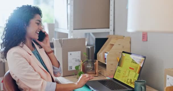 Vrouw Telefoongesprekken Dozen Voor Verzending Laptop Praten Met Point Business — Stockvideo