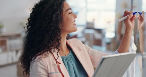 Schreiben Tablet Und Frauen Brainstorming Produktivität Und Internetverbindung Mit Planung — Stockvideo