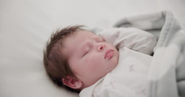 睡床和带早晨的托儿所床 小睡和梦寐以求的新生儿在家里 困倦的孩子 从小到大安安安静静地享受着健康的发展 — 图库视频影像