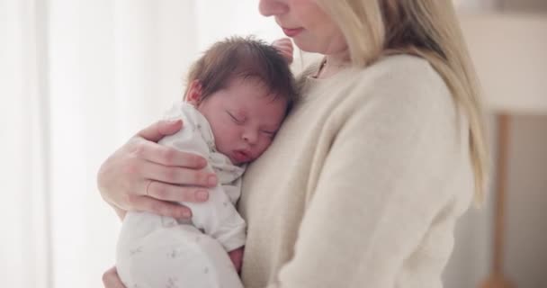 睡眠和母亲带着孩子呆在家里 共同促进感情 关系和孩子的发展 在育婴室里 新生儿 母亲和抱着婴儿的母亲在照顾 支持和做梦 — 图库视频影像