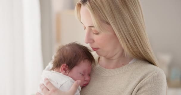 Família Beijo Uma Mulher Balançando Seu Bebê Para Dormir Quarto — Vídeo de Stock