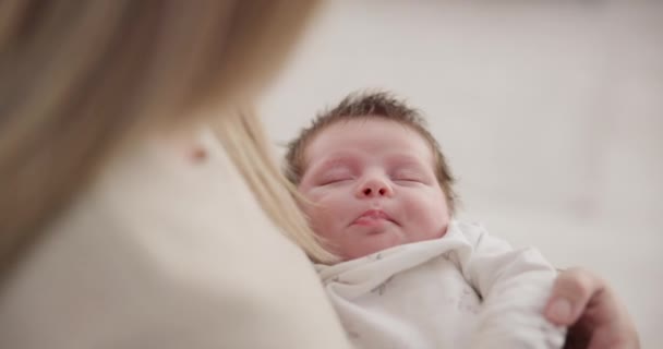 Vanhemmat Rakkaus Vauva Aseissa Äiti Liimaus Suhde Lapsen Kehitystä Perheen — kuvapankkivideo