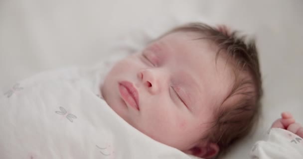 Baby Sovande Ungdom Och Barnsäng Med Morgon Tupplur Och Drömma — Stockvideo