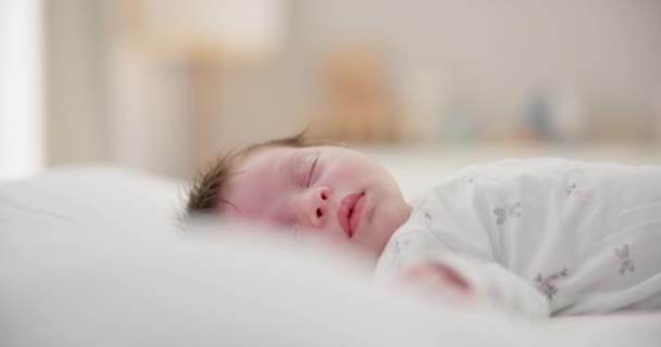 Fáradt Alszik Újszülött Baba Egy Ágyban Egy Otthon Hálószobában Pihenés — Stock videók