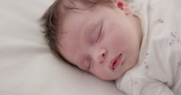 睡眠和带早晨的托儿所床 小睡和梦寐以求的新生儿在家里 困倦的孩子 从小到大安安安静静地享受着健康的发展 — 图库视频影像