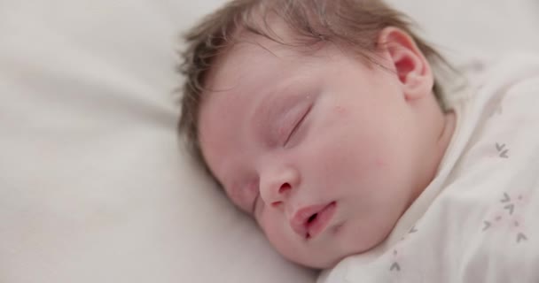 Bebé Cama Para Dormir Guardería Con Mañana Siesta Soñando Con — Vídeo de stock