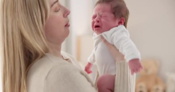 Pohodlí Matka Pláč Novorozeně Pro Lásku Péči Smutné Ráno Dům — Stock video