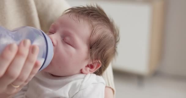 Baby Plantskola Och Mamma Med Flaska För Utfodring Konsumtionsmjölk Och — Stockvideo