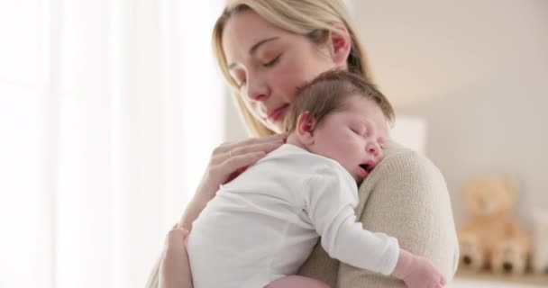 爱情和母亲在家中一起抱着孩子 以促进感情 关系和孩子的发展 带着新生儿的家庭 母性和快乐的母亲在托儿所的照料 梦想和感情 — 图库视频影像