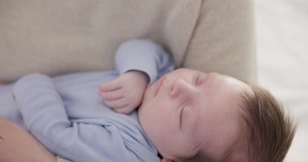 Mãe Bebê Dormir Cochilar Com Amor Cuidado Apoio Para Recém — Vídeo de Stock