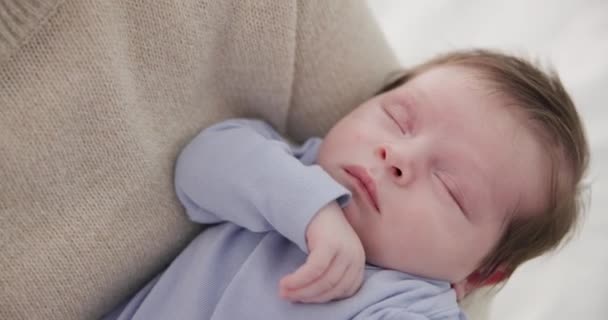 Mother Baby Nap Close Seup Love Care Support Newborn Nursery — стоковое видео
