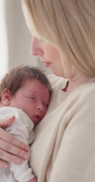 Mãe Cuidado Bebê Cochilar Com Amor Apoio Para Recém Nascido — Vídeo de Stock