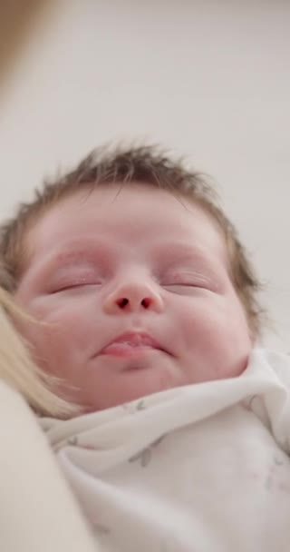 Damai Tidur Dan Bayi Yang Baru Lahir Tempat Tidur Rumah — Stok Video