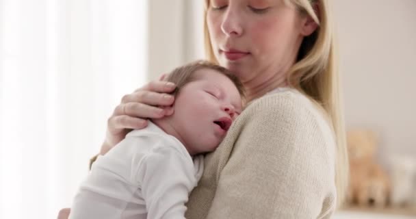 家庭和母亲在家中一起抱着婴儿 以促进联系 关系和儿童发展 在育婴室里 母性和正在睡觉的新生儿妈妈 以获得照料 梦想和感情 — 图库视频影像