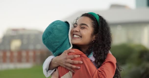 Mujeres Amigas Abrazadas Aire Libre Universidad Con Sonrisa Reunión Emocionadas — Vídeos de Stock